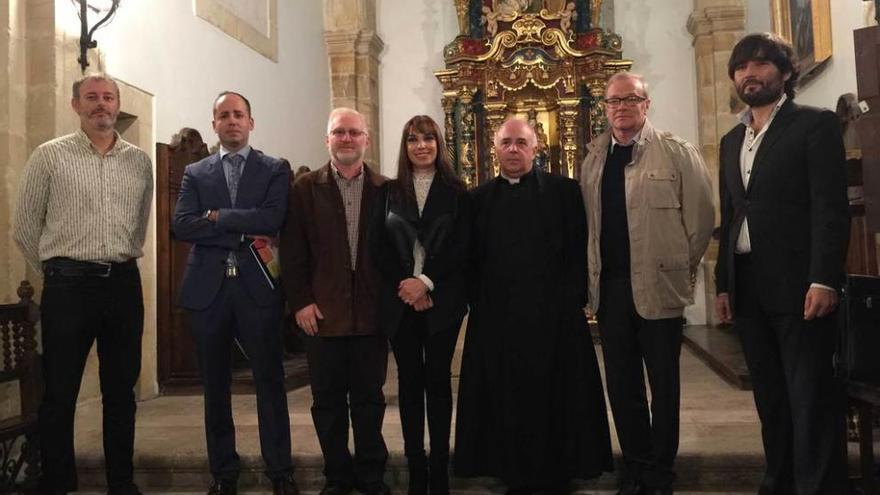 Jorge de la Vega, José Manuel Sánchez (Caja Rural de Cangas de Onís), Fernando Álvarez (organista de Covadonga), Tina Gutiérrez, Juan José Tuñón, Yuri Nasushkin y Guillermo Martínez, ayer, en Covadonga.