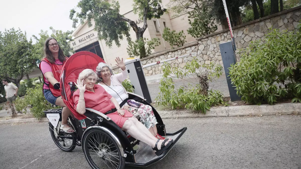 Una charla, un paseo en bici y un recuerdo: así se combate la soledad en Palma