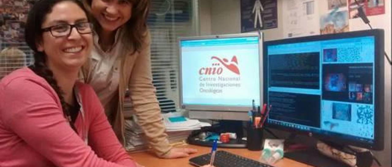 La investigadora Esther Molina, a la derecha, junto a su compañera en el CNIO Paulina Gómez.