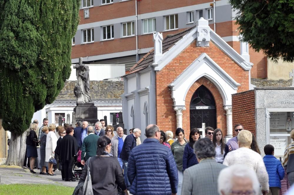 Día de Difuntos en el cementerio de Mieres