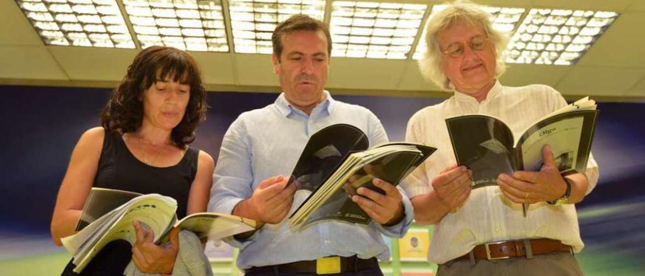 Ana Acuña, Luis Bará y Manuel Pereira, ayer en la presentación del acto que se celebrará el día 30. // S. A.