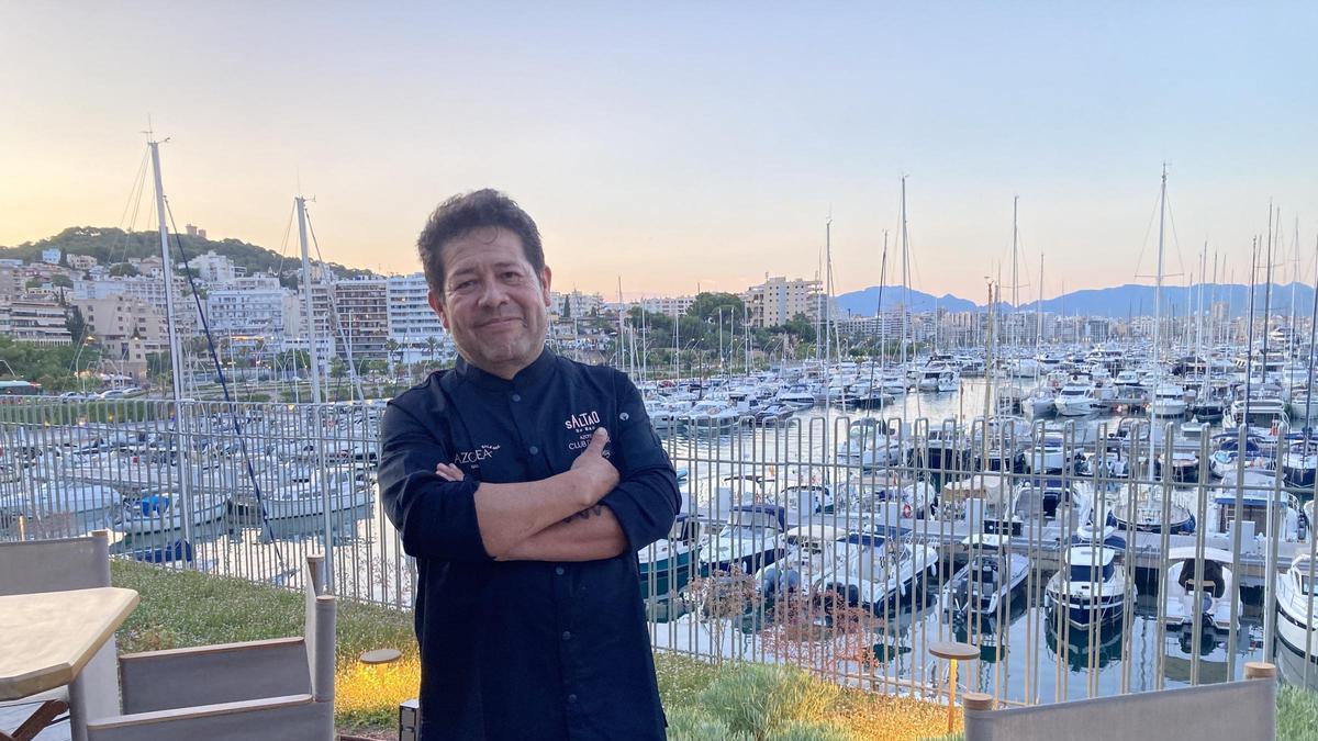 El chef peruano Víctor Gutiérrez, en la terraza para socios de Club de Mar