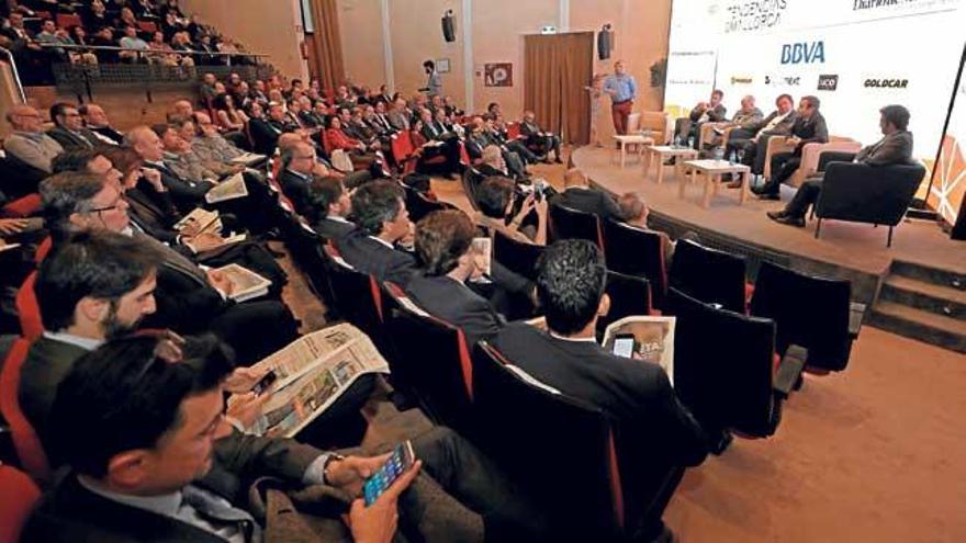 Marcial Rodríguez presenta el primer panel de debate, protagonizado por cinco empresarios tecnológicos y especialistas académicos de ´big data´.
