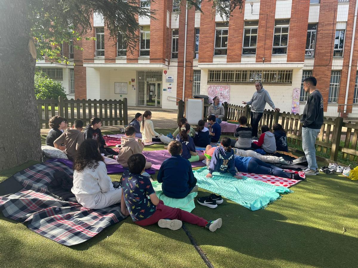 Picnic literario en el Colegio Maestros Arregui de Pola de Siero. Picnic literario en el Colegio Maestros Arregui de Pola de Siero.