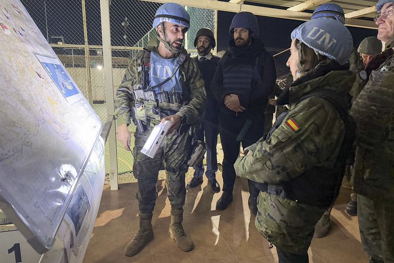 La ministra Robles visita a los soldados de la Brigada X en Líbano