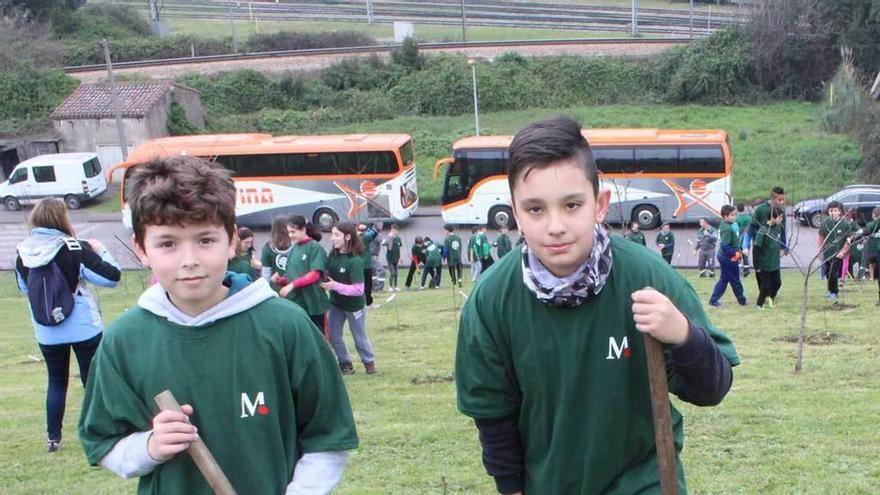 Pelayo Castañón y Pablo Barbas, ayer, fesoria en mano en Aboño.