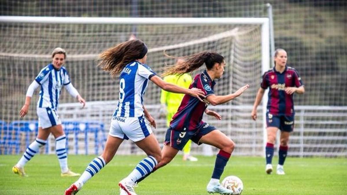 Un lance del duelo en Zubieta entre la Real Sociedad y el Levante UD