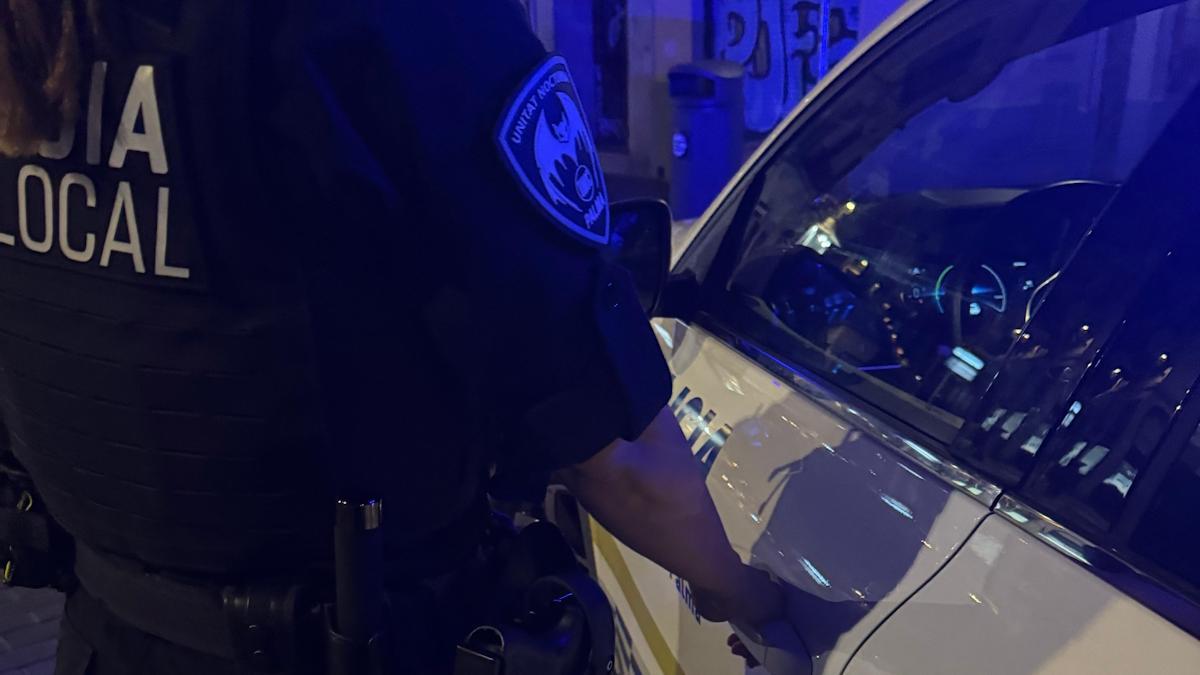 Un agente de la Unitat Nocturna de la Policía Local de Palma.