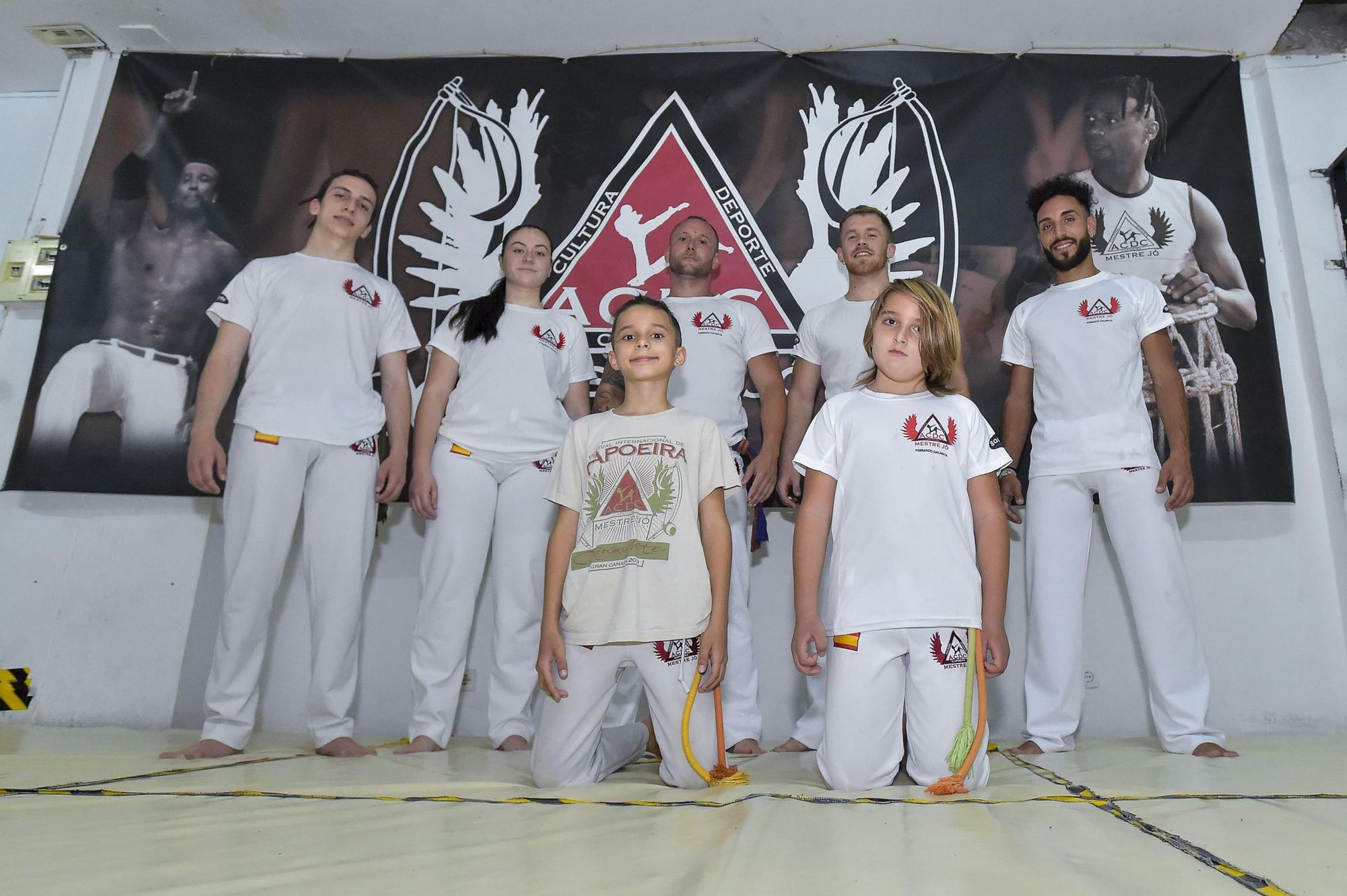 Miembros de la asociación de capoeira Mestre Jo.