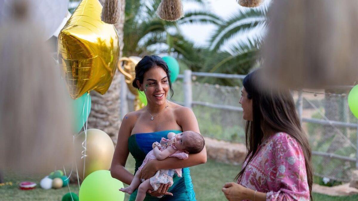 Georgina con su hija Esmeralda en el 12º cumpleaños de Cristiano Jr.