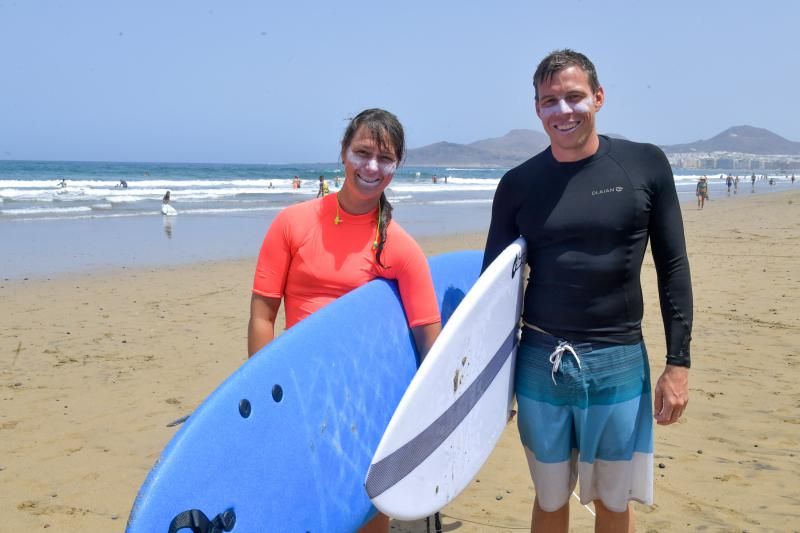 Surf en Las Canteras contra el calor