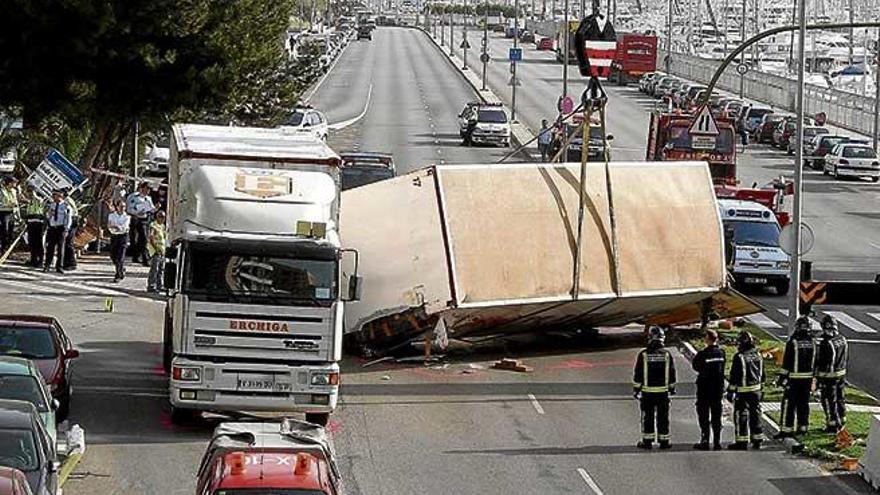 Un camión volcó en el Paseo Marítimo de Palma en abril de 2007 y aplastó a dos mujeres que esperaban en el semáforo. El chófer iba bebido y drogado.