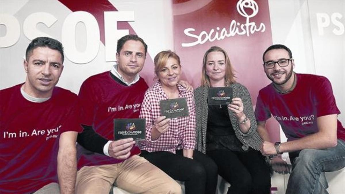 Precampaña 8La cabeza de lista del PSOE en las europeas, Elena Valenciano (con camisa roja y blanca), posa con activistas de su campaña.