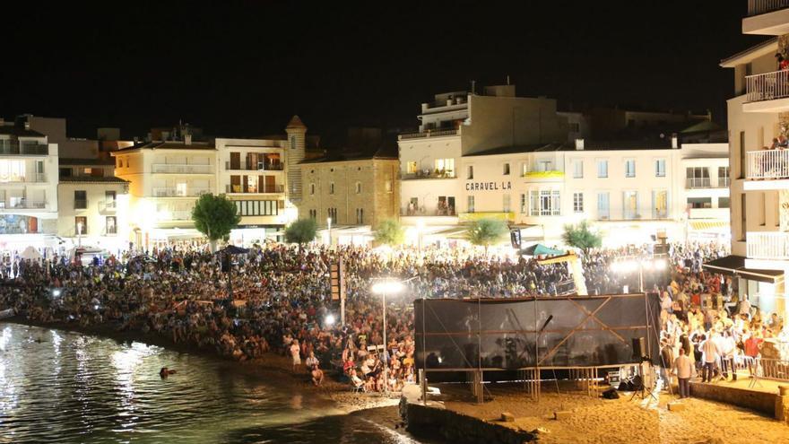 La Platja de l’Escala s’il·lumina amb la cantada d’havaneres