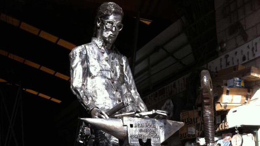 Jorge Arbas, junto a su escultura de homenaje a los ferreiros.