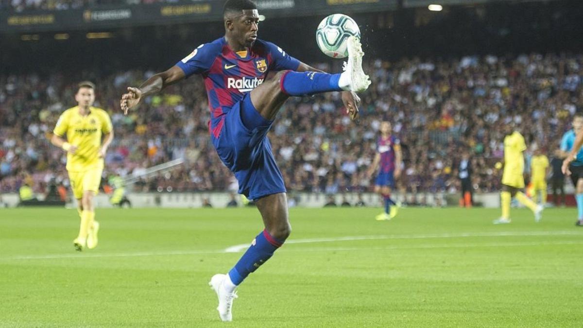 Dembélé controla el balón en su reaparición ante el Villarreal.