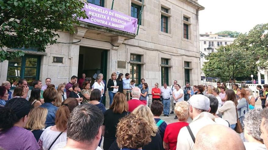 La alcaldesa de Redondela, Digna Rivas, en el centro, junto a representantes de todos los partidos y vecinos, hoy durante la concentración.