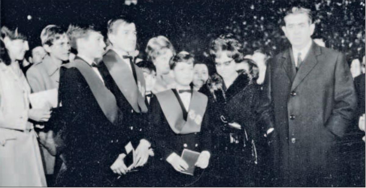 Los niños del colegio de San Ildefonso junto a la familia Suñer.