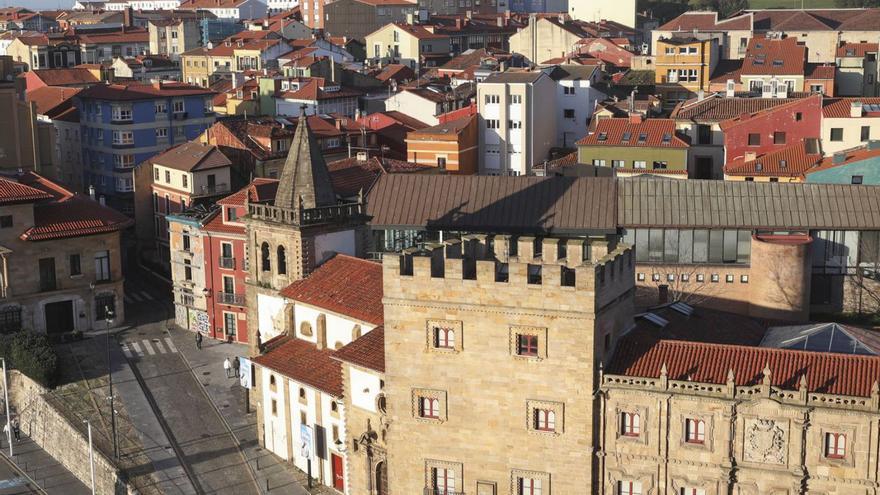 Vista de Cimadevilla, con el Palacio Revillagigedo, la colegiata San Juan Bautista y la sede del Colegio de la Abogacía de Gijón a la derecha de la imagen, y, a la izquierda, la Casa Paquet. | Pablo Solares