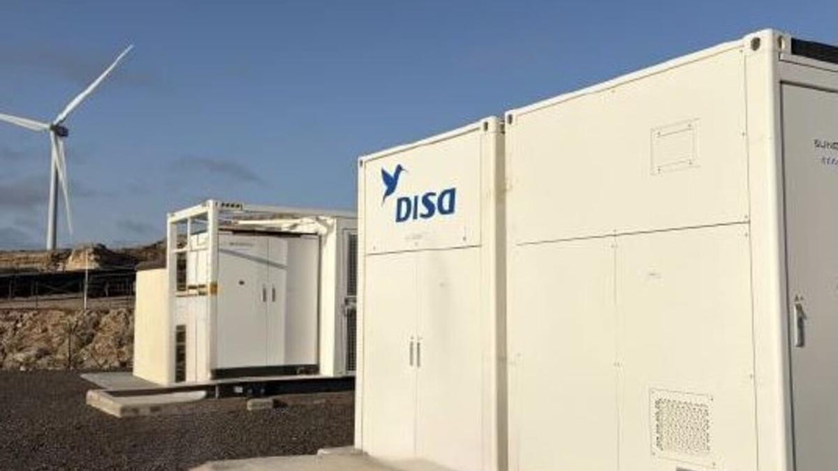 Las baterías de almacenaje con capacidad para 8MWh ocupan dos contenedores en la planta