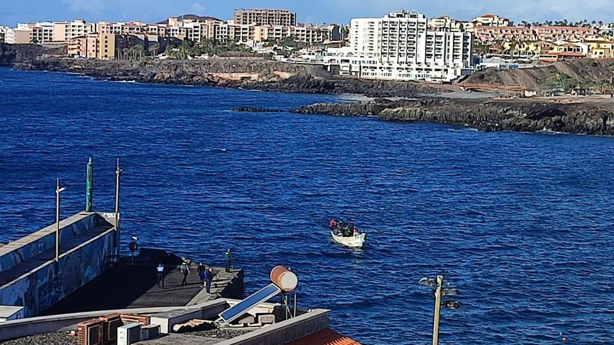 Un cayuco entra al sur de Tenerife por sus propios medios: llegan más de 740 personas a El Hierro, Tenerife y Gran Canaria
