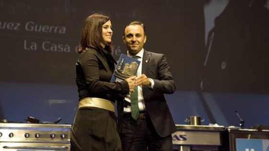 Noelia Rodríguez recoge el premio de manos de Fernando Corral.