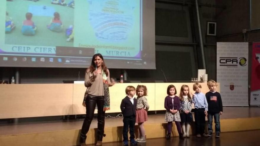 Salomé Recio junto a sus alumnos del CEIP Cierva Peñafiel.