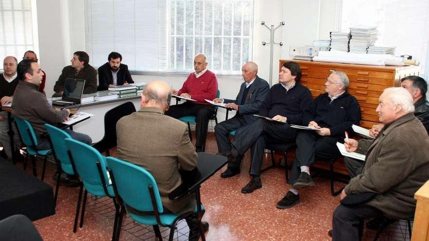 Reunión por un proceso de concentración parcelaria, años atrás, en la oficina.  // Bernabé/Gutier