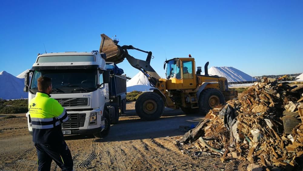 La empresa retira el vertedero creado hace más de 40 años junto a la orilla de la laguna de Torrevieja tras una inspección del parque natural