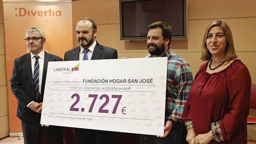 José Ramón Taranco, Amador García, Rafael Piñera y Teresa Sánchez, con el cheque.