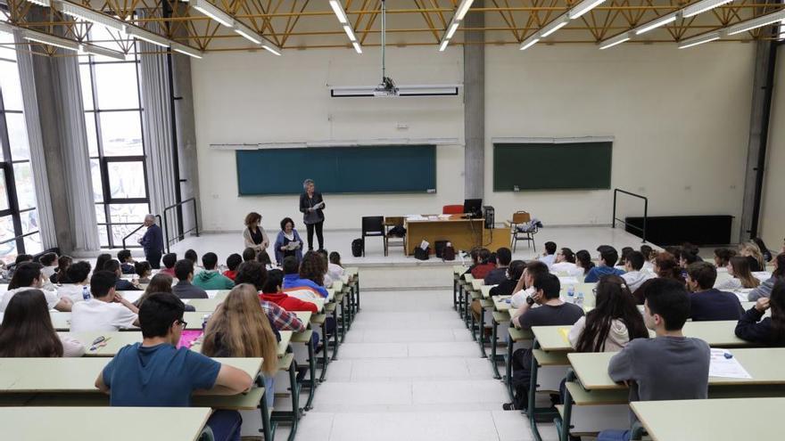 Alumnos y profesores en un aulario de la univeridad