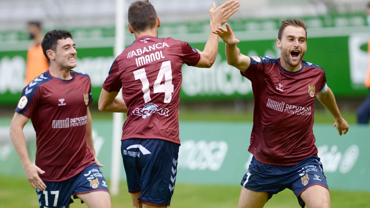 Álex González celebra el primer gol.