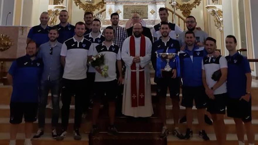 Jugadores, directivos y cuerpo técnico del Nítida tras ofrecer la copa de la liga a la patrona de Alzira.