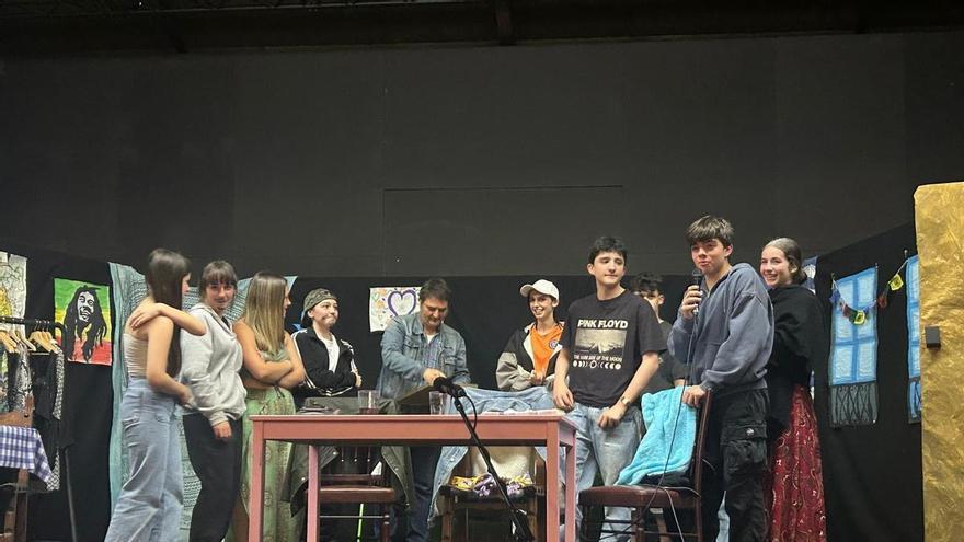 Alumnos del instituto de Infiesto llevan "Bajarse al Moro" a La Benéfica