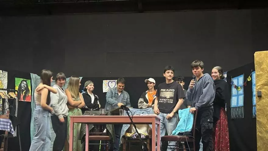 Alumnos del instituto de Infiesto llevan "Bajarse al Moro" a La Benéfica
