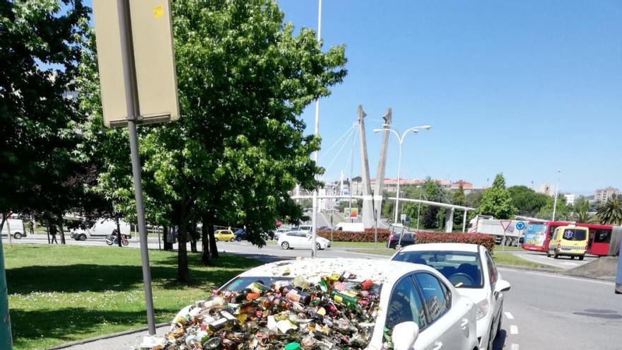 Un coche acaba cubierto de vidrio tras una incidencia en la recogida de residuos