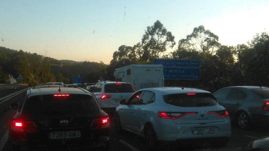 Crónica de un atasco: hora y media de Llanes al centro y un túnel cerrado