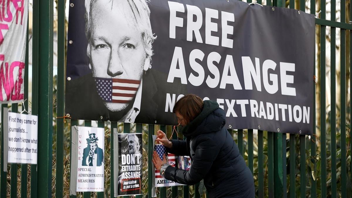 El padre de Julian Assange: &quot;Mi hijo lleva 10 años de maltrato&quot;