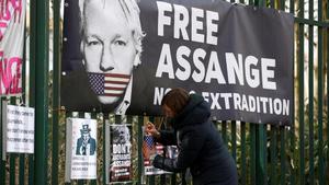 Pancarta en apoyo a Julian Assange, en Londres