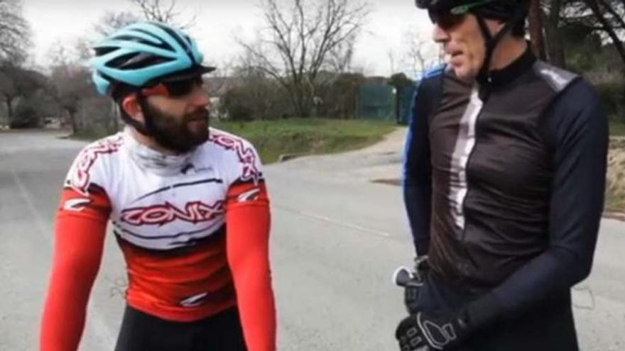 Dani Rovira muestra sus habilidades como ciclista en un reportaje