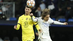 Mason Mount disputa un balón con Luka Modric en el Real Madrid - Chelsea de la pasada temporada.