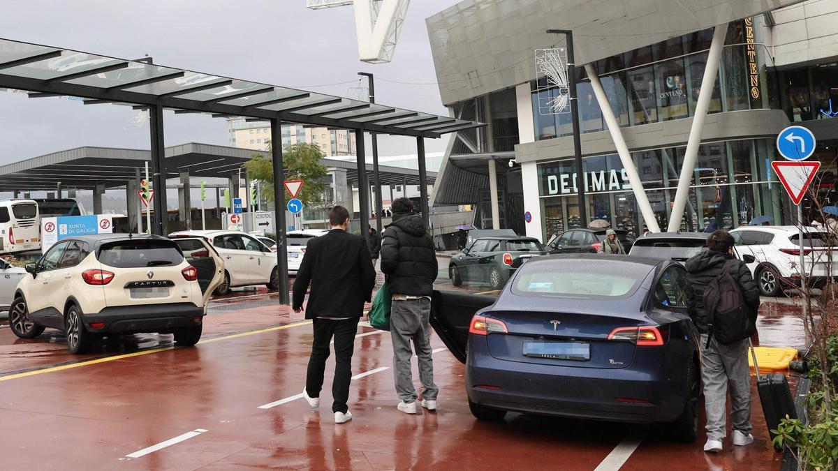 Un Uber deja pasajeros en la estación de Vialia.