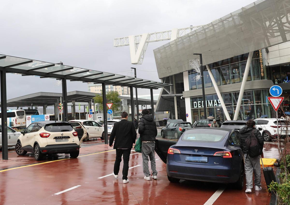 Un Uber deja pasajeros en la zona para taxis de la estación de buses de Vigo.