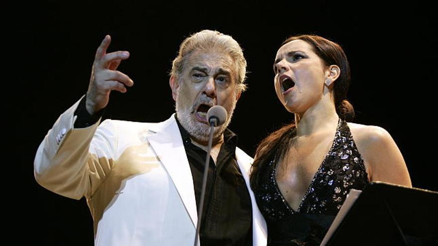 El tenor español Plácido Domingo  junto a la soprano argentina Virgina Tola  se presenta durante su concierto &quot;Pasión Española&quot;, en el anfiteatro Altos de Chavón, en La Romana (República Dominicana).