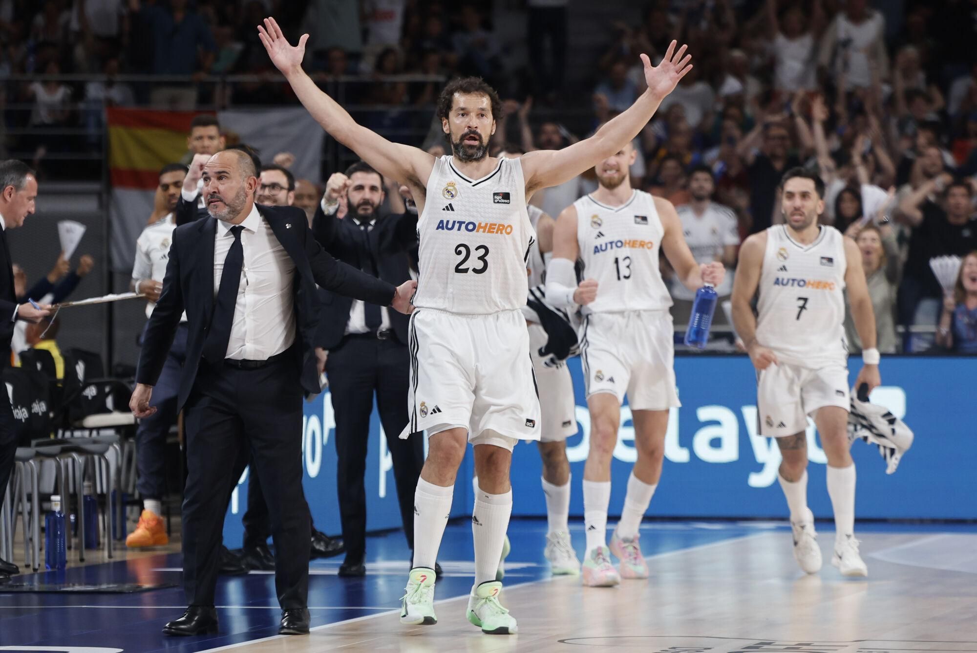 El escolta del Real Madrid Sergio Llull celebra una acción durante el segundo partido de la semifinal de la Liga Endesa de baloncesto que Real Madrid y Unicaja disputan este viernes en el Movistar Arena. EFE/Sergio Pérez