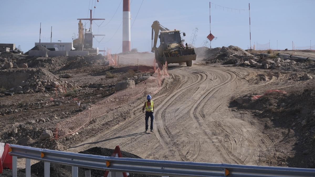 Un operario durante unas obras en Tenerife.