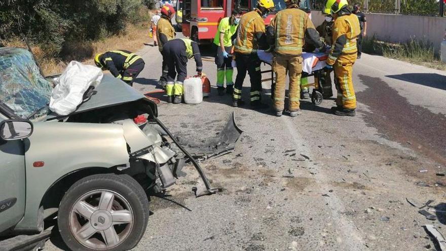 Cinco heridos tras colisionar dos coches en Elche