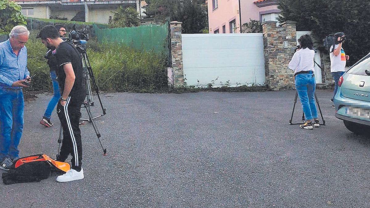 Cámaras de televisión frente a la casa en la que estuvieron encerrados los pequeños.
