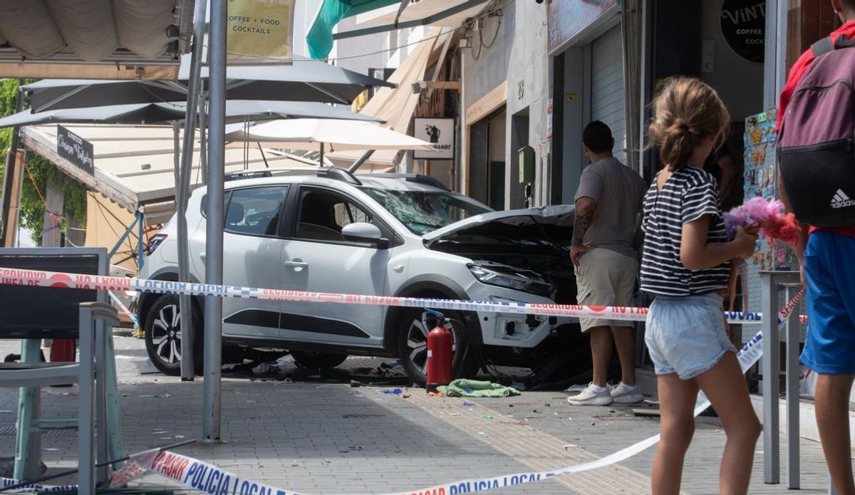 Un coche arrolla a varias personas en una terraza en Corralejo (Fuerteventura)