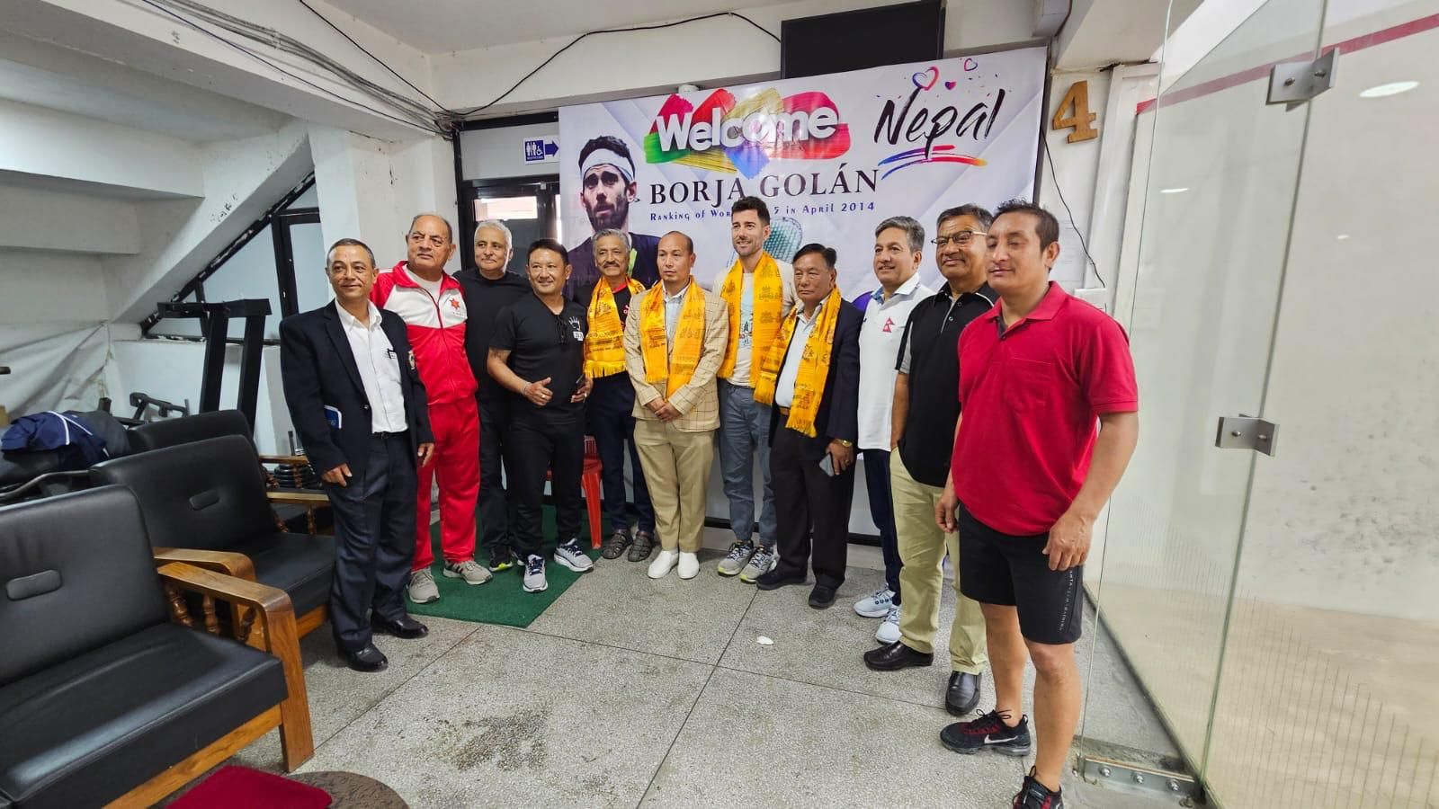 Borja Golán en Katmandú, donde está impartiendo clases de squash a jóvenes con pocos recursos de la mano de SOS Nepal